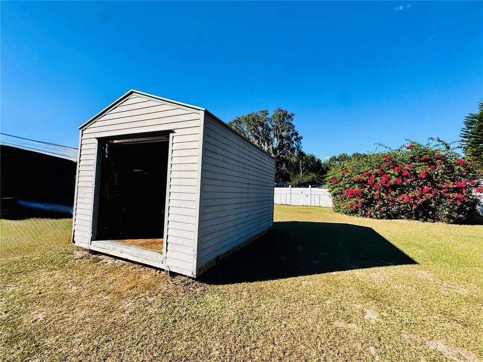 合同活跃: $165,000 (2 贝兹, 1 浴室, 896 平方英尺)