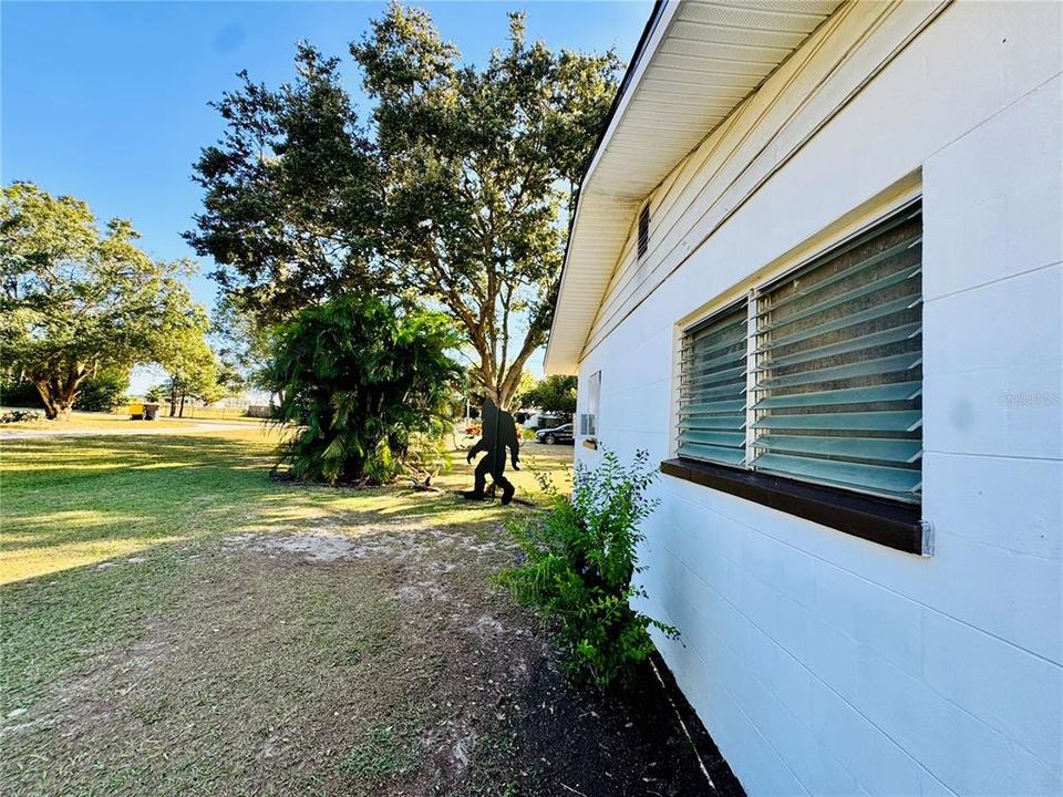 合同活跃: $165,000 (2 贝兹, 1 浴室, 896 平方英尺)