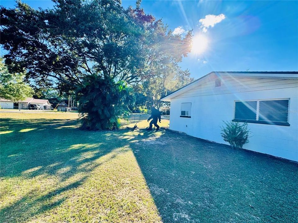 合同活跃: $165,000 (2 贝兹, 1 浴室, 896 平方英尺)