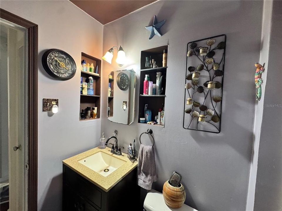 合同活跃: $165,000 (2 贝兹, 1 浴室, 896 平方英尺)