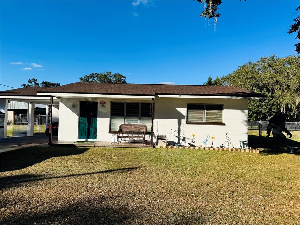 合同活跃: $165,000 (2 贝兹, 1 浴室, 896 平方英尺)