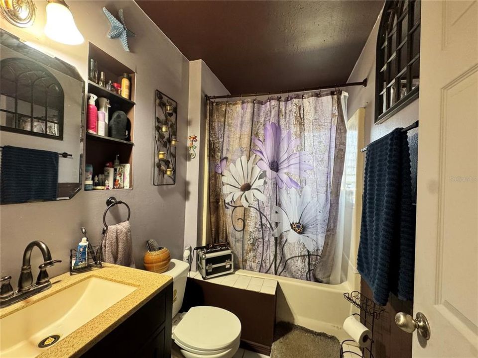 合同活跃: $165,000 (2 贝兹, 1 浴室, 896 平方英尺)