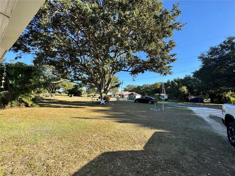 合同活跃: $165,000 (2 贝兹, 1 浴室, 896 平方英尺)