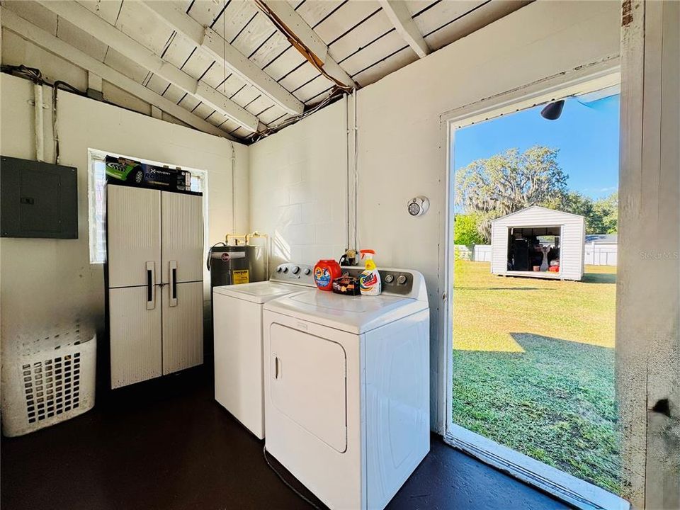 合同活跃: $165,000 (2 贝兹, 1 浴室, 896 平方英尺)