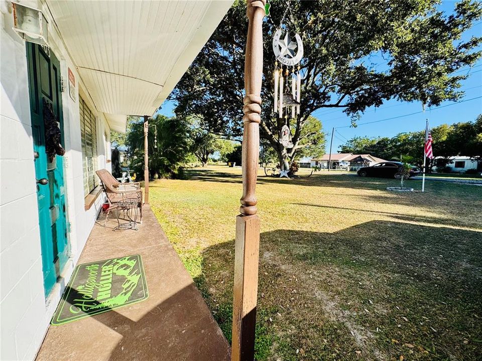 合同活跃: $165,000 (2 贝兹, 1 浴室, 896 平方英尺)