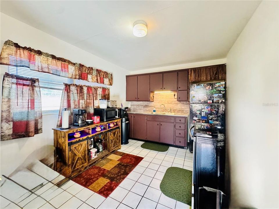 合同活跃: $165,000 (2 贝兹, 1 浴室, 896 平方英尺)