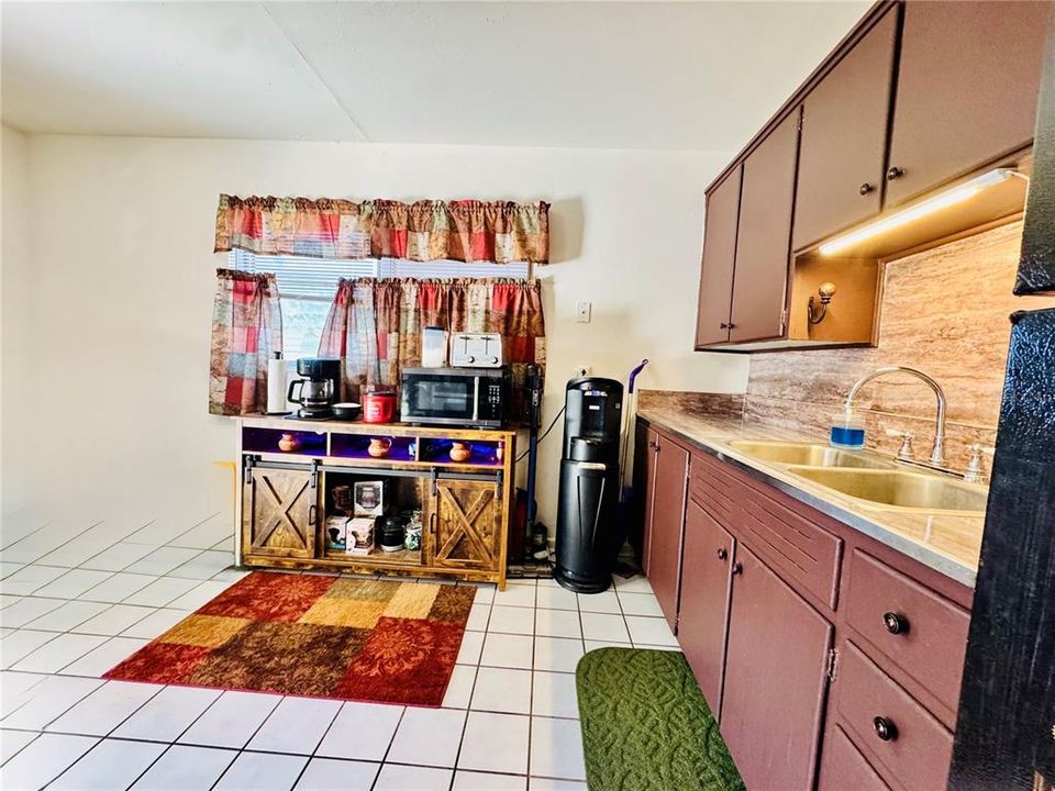 合同活跃: $165,000 (2 贝兹, 1 浴室, 896 平方英尺)