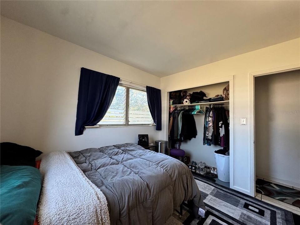 合同活跃: $165,000 (2 贝兹, 1 浴室, 896 平方英尺)