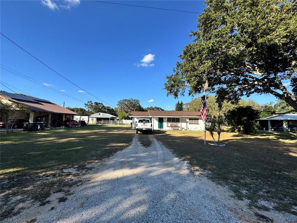 合同活跃: $165,000 (2 贝兹, 1 浴室, 896 平方英尺)