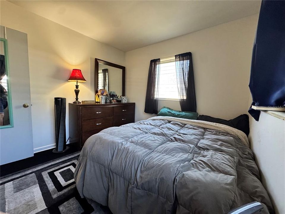 合同活跃: $165,000 (2 贝兹, 1 浴室, 896 平方英尺)