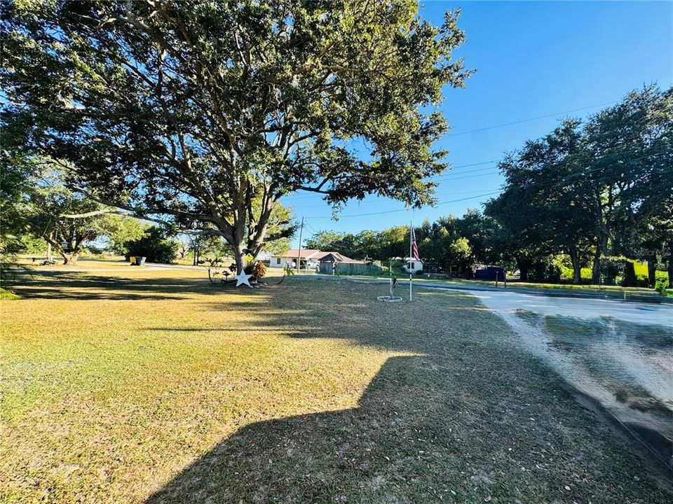 合同活跃: $165,000 (2 贝兹, 1 浴室, 896 平方英尺)