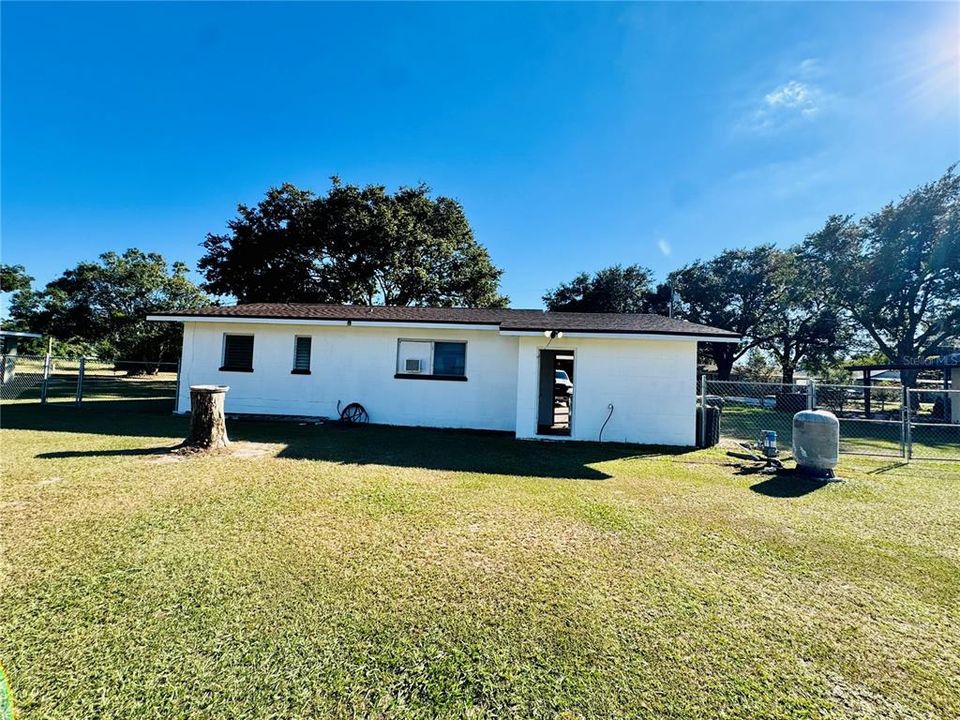 合同活跃: $165,000 (2 贝兹, 1 浴室, 896 平方英尺)