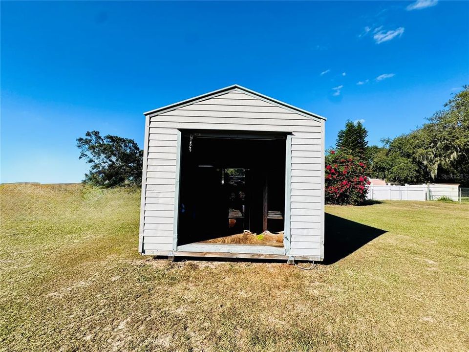 合同活跃: $165,000 (2 贝兹, 1 浴室, 896 平方英尺)