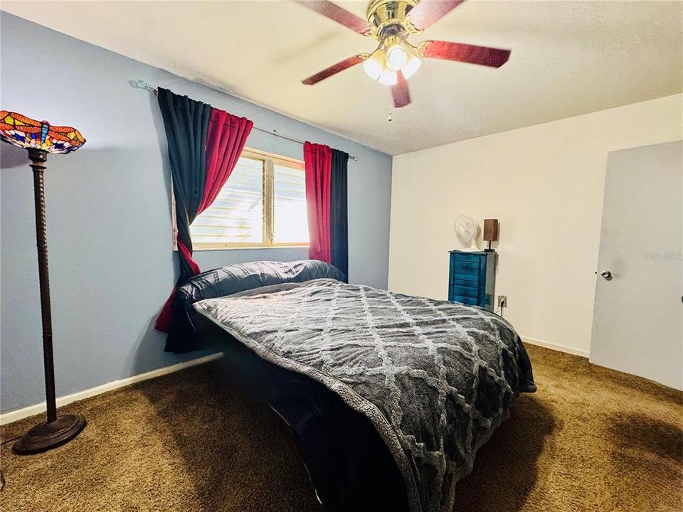 合同活跃: $165,000 (2 贝兹, 1 浴室, 896 平方英尺)