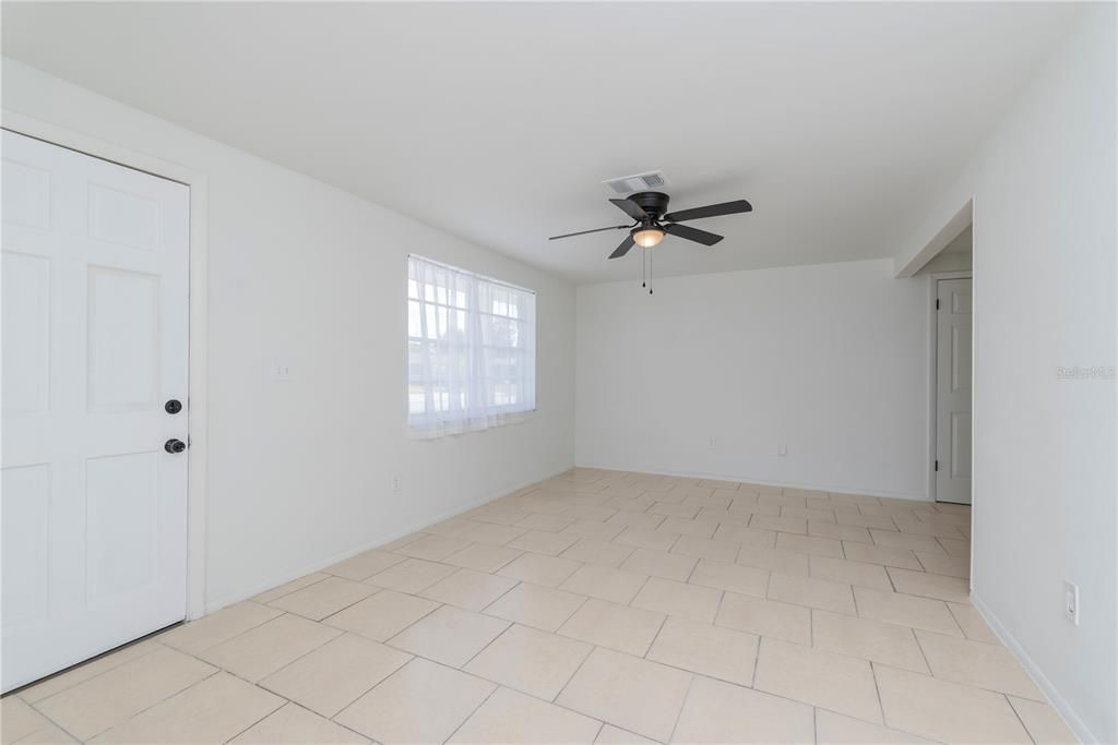 For Sale: $199,000 (2 beds, 1 baths, 988 Square Feet)