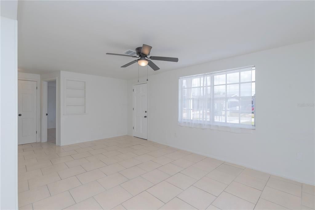 For Sale: $199,000 (2 beds, 1 baths, 988 Square Feet)