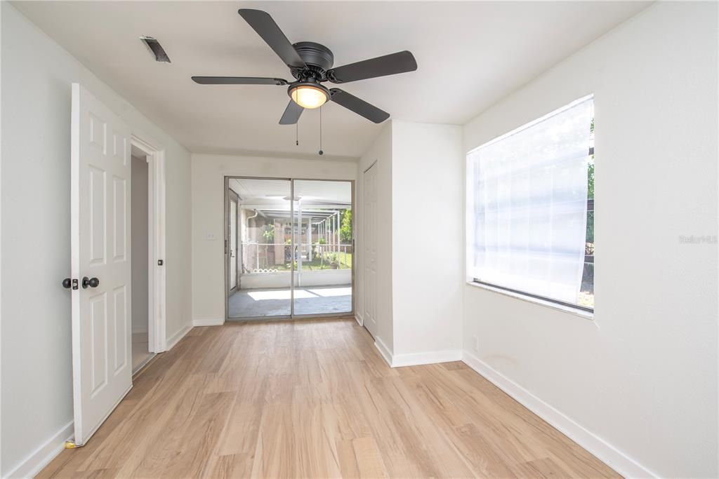 For Sale: $199,000 (2 beds, 1 baths, 988 Square Feet)