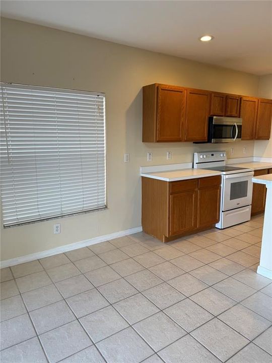 For Rent: $2,300 (4 beds, 2 baths, 1958 Square Feet)