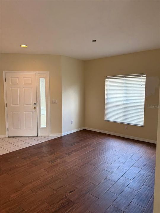 For Rent: $2,300 (4 beds, 2 baths, 1958 Square Feet)