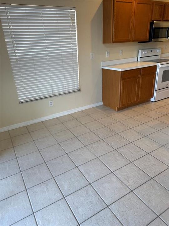 For Rent: $2,300 (4 beds, 2 baths, 1958 Square Feet)