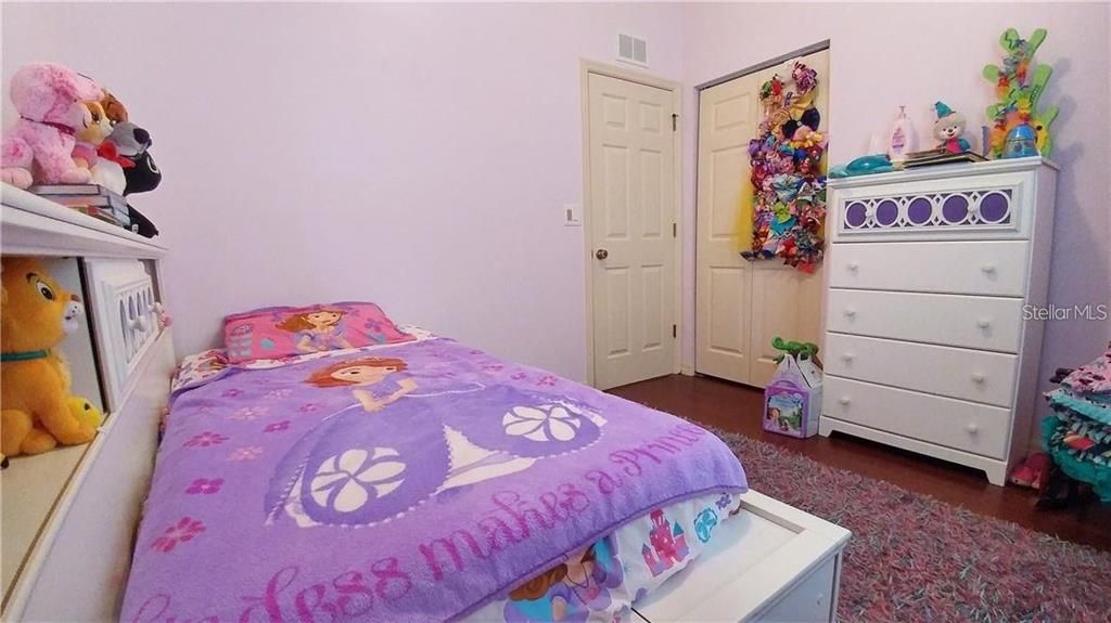 For Rent: $2,300 (3 beds, 2 baths, 1213 Square Feet)