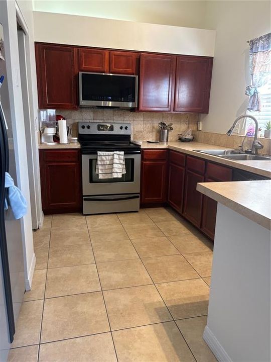 For Rent: $2,300 (3 beds, 2 baths, 1213 Square Feet)