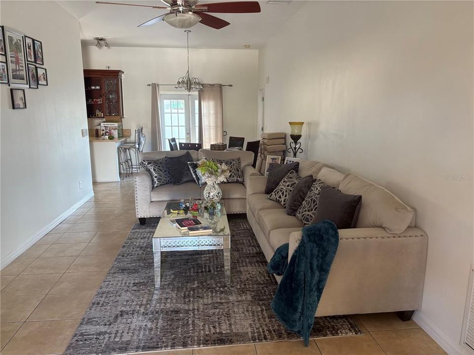 For Rent: $2,300 (3 beds, 2 baths, 1213 Square Feet)