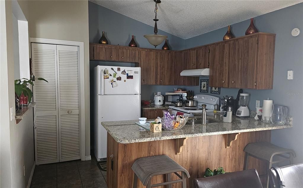 For Sale: $320,000 (2 beds, 2 baths, 970 Square Feet)