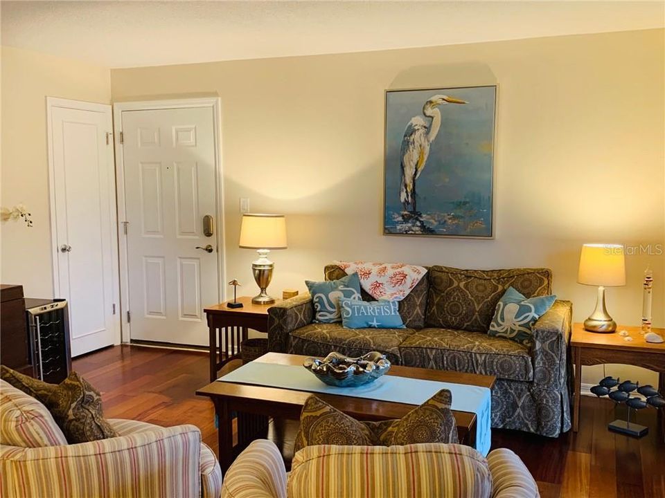 For Rent: $2,080 (2 beds, 1 baths, 825 Square Feet)