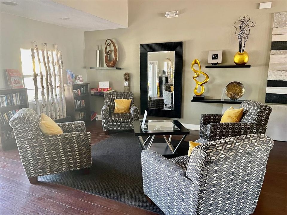 For Rent: $2,080 (2 beds, 1 baths, 825 Square Feet)