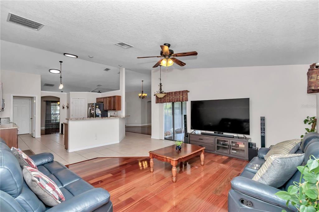 For Sale: $545,000 (5 beds, 3 baths, 2737 Square Feet)