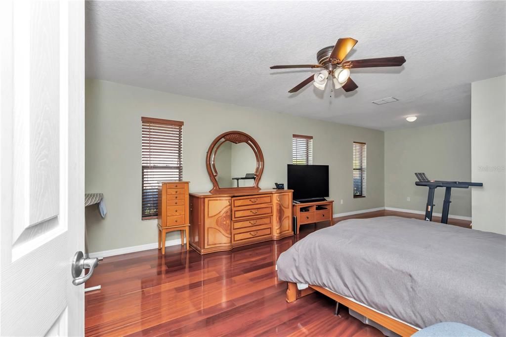 For Sale: $545,000 (5 beds, 3 baths, 2737 Square Feet)