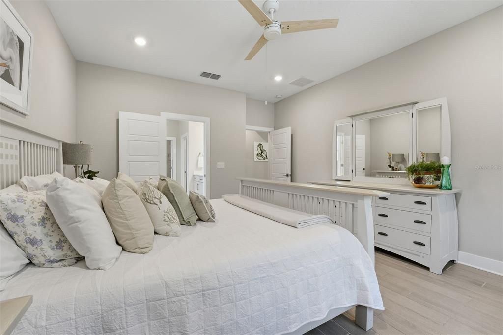 Под контрактом: $650,000 (4 спален, 3 ванн, 2333 Квадратных фут)