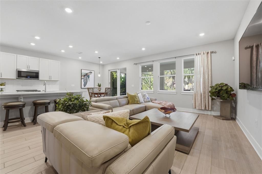 Под контрактом: $650,000 (4 спален, 3 ванн, 2333 Квадратных фут)