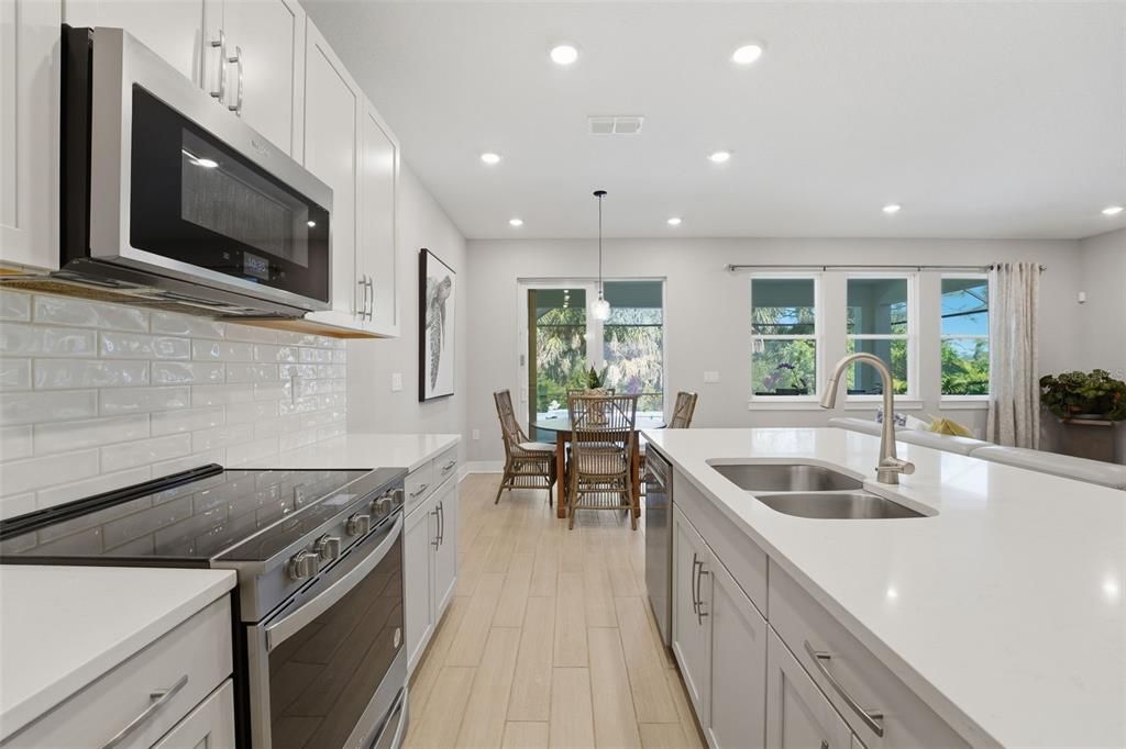 Под контрактом: $650,000 (4 спален, 3 ванн, 2333 Квадратных фут)