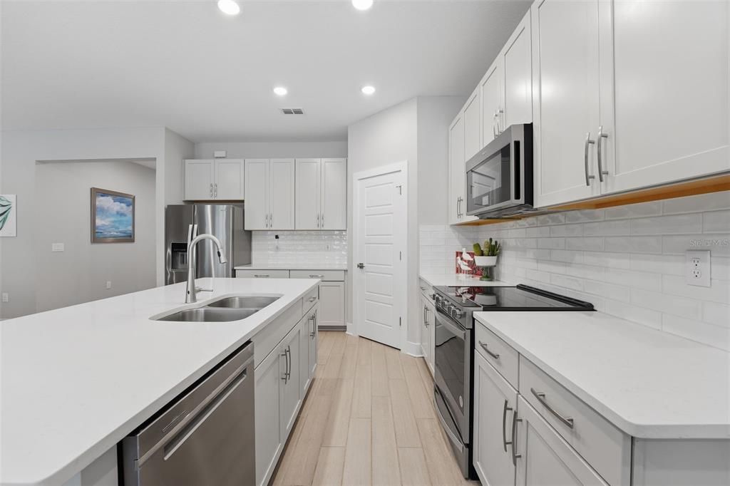 Под контрактом: $650,000 (4 спален, 3 ванн, 2333 Квадратных фут)