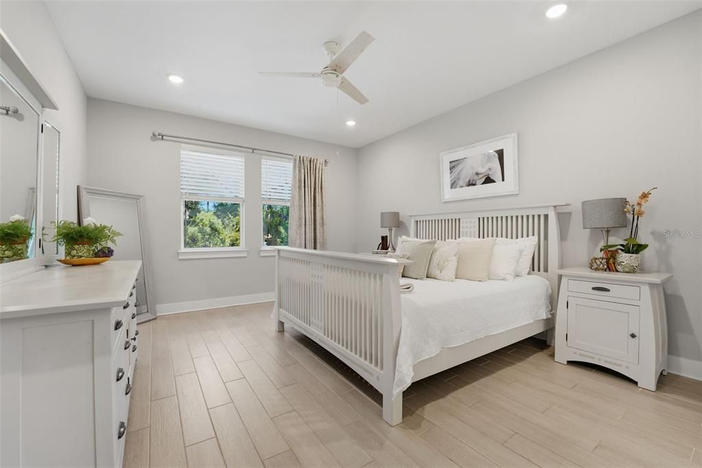 Под контрактом: $650,000 (4 спален, 3 ванн, 2333 Квадратных фут)