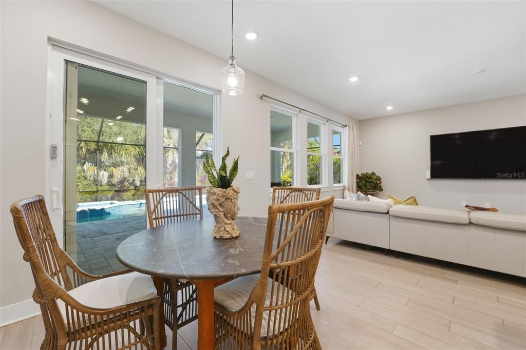 Под контрактом: $650,000 (4 спален, 3 ванн, 2333 Квадратных фут)