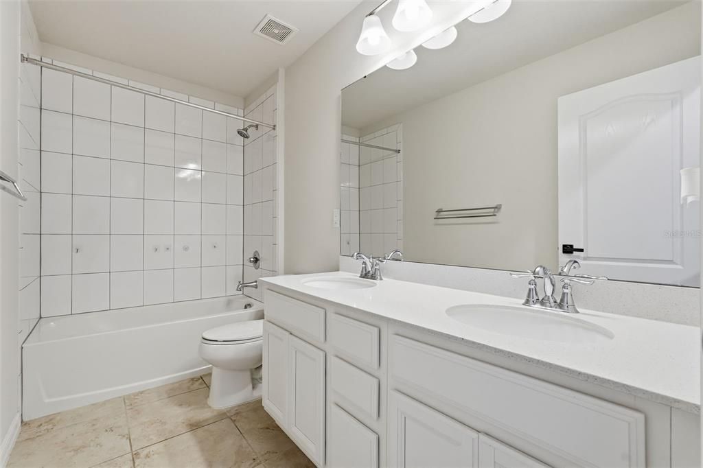 合同活跃: $400,000 (4 贝兹, 2 浴室, 2205 平方英尺)