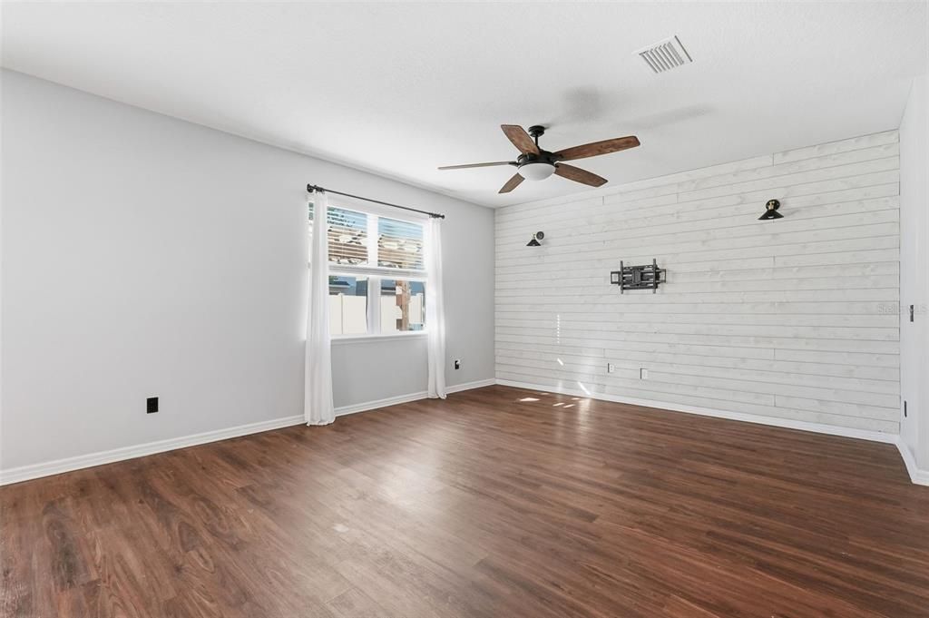 合同活跃: $400,000 (4 贝兹, 2 浴室, 2205 平方英尺)