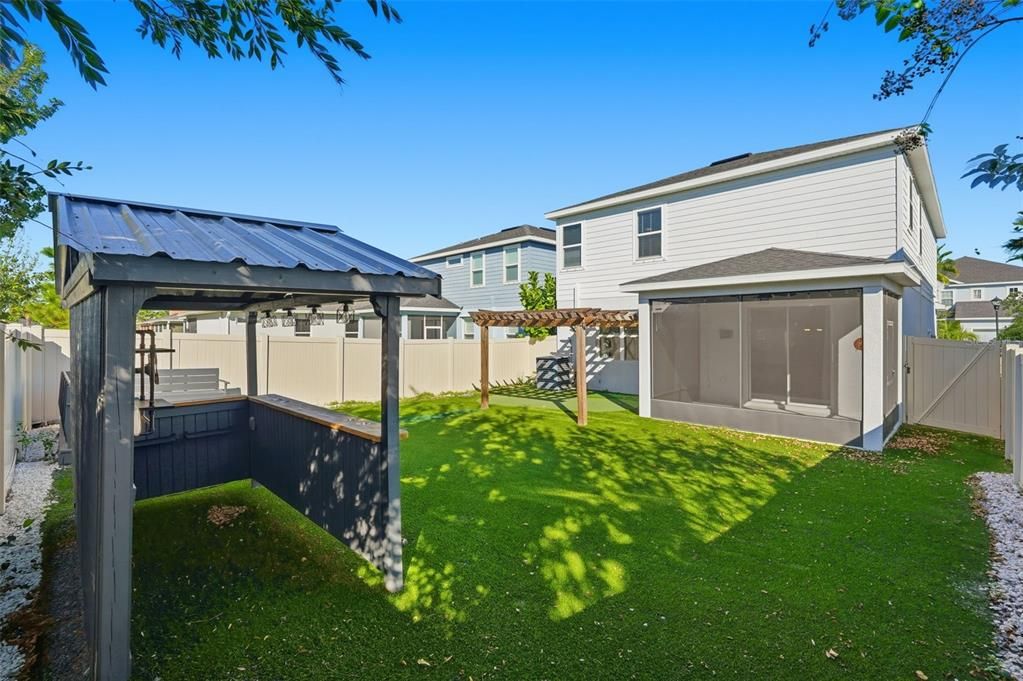 合同活跃: $400,000 (4 贝兹, 2 浴室, 2205 平方英尺)