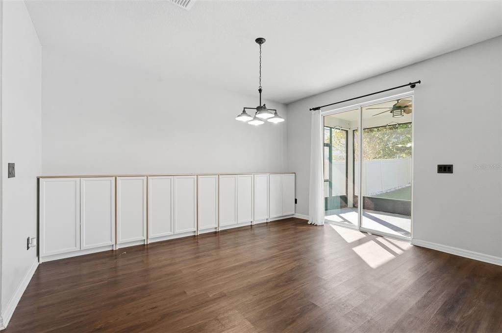 合同活跃: $400,000 (4 贝兹, 2 浴室, 2205 平方英尺)