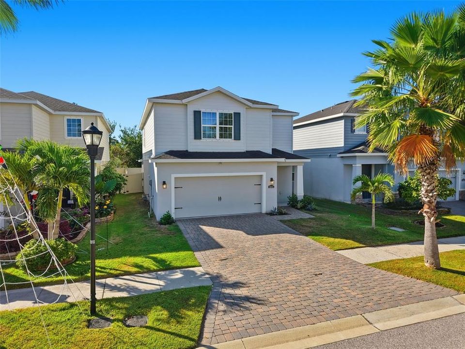 合同活跃: $400,000 (4 贝兹, 2 浴室, 2205 平方英尺)