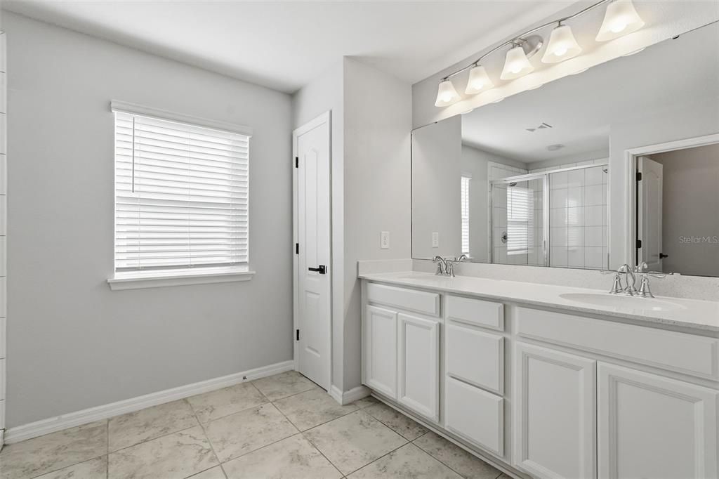 合同活跃: $400,000 (4 贝兹, 2 浴室, 2205 平方英尺)