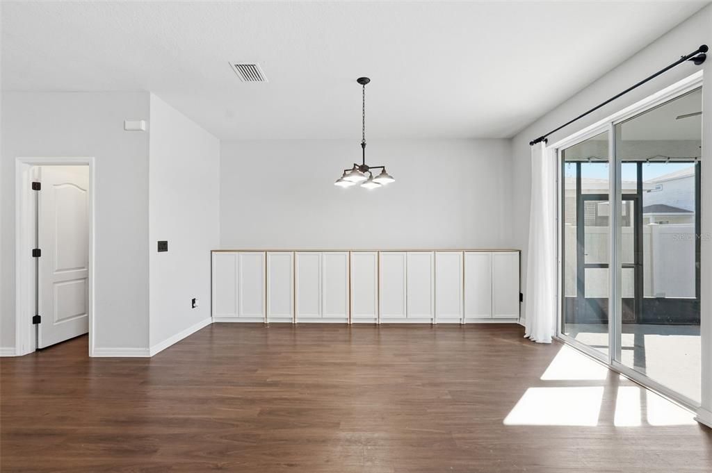 合同活跃: $400,000 (4 贝兹, 2 浴室, 2205 平方英尺)