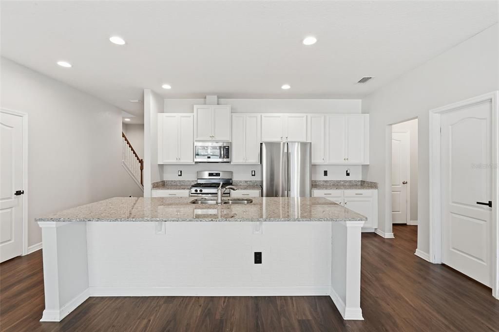 合同活跃: $400,000 (4 贝兹, 2 浴室, 2205 平方英尺)