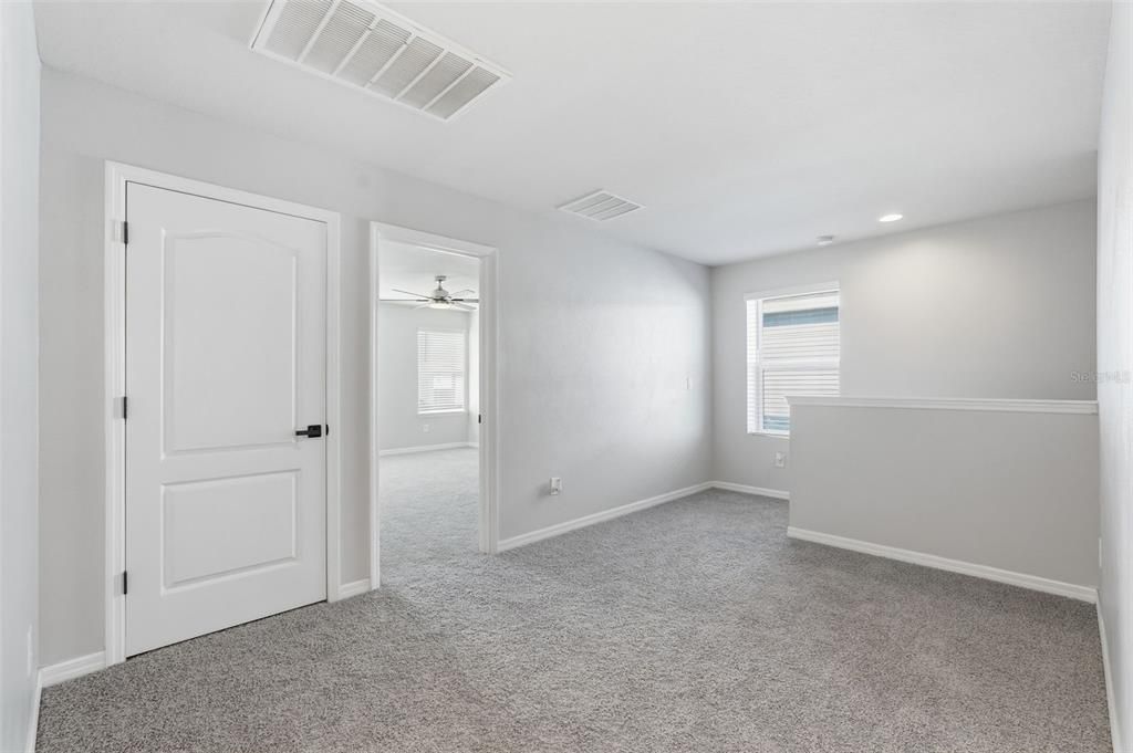 合同活跃: $400,000 (4 贝兹, 2 浴室, 2205 平方英尺)