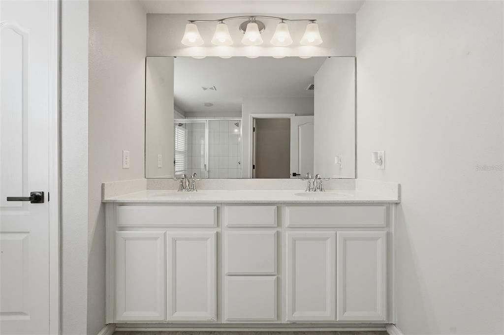 合同活跃: $400,000 (4 贝兹, 2 浴室, 2205 平方英尺)