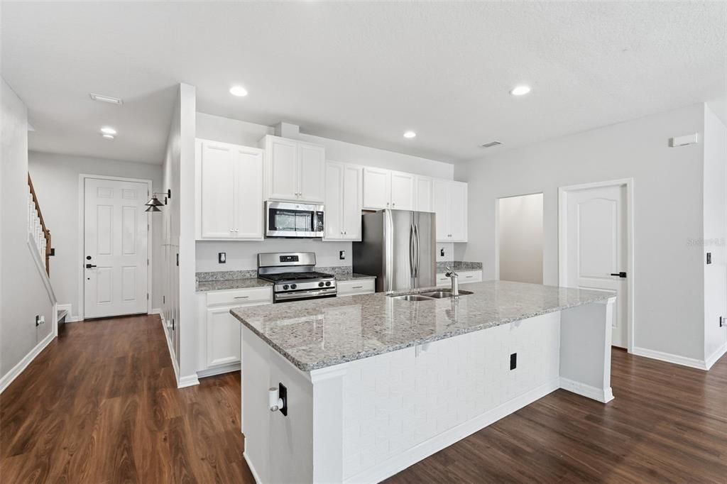 合同活跃: $400,000 (4 贝兹, 2 浴室, 2205 平方英尺)