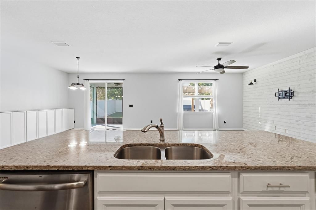 合同活跃: $400,000 (4 贝兹, 2 浴室, 2205 平方英尺)